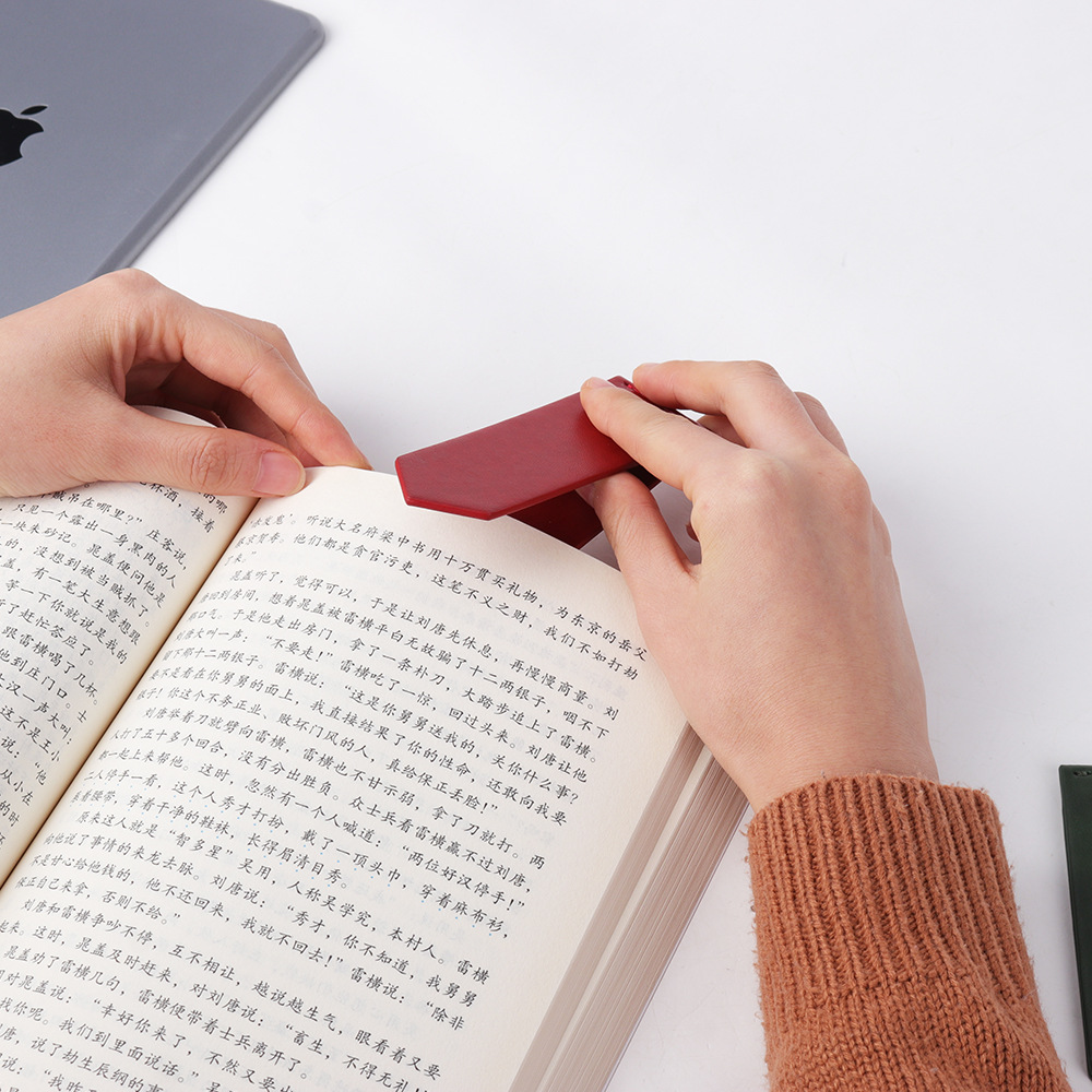 The manufacturer customised the Korean version of the short-coloured magnetic bookmark ad gift to face the folding arrow magnetic leather bookmark.