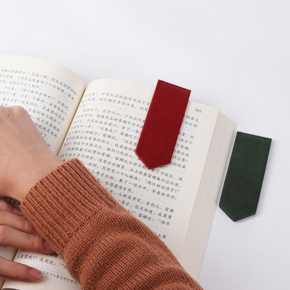 The manufacturer customised the Korean version of the short-coloured magnetic bookmark ad gift to face the folding arrow magnetic leather bookmark.