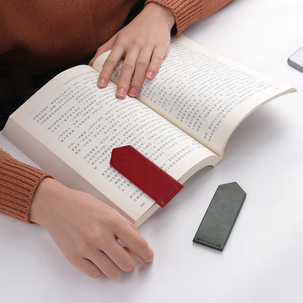 The manufacturer customised the Korean version of the short-coloured magnetic bookmark ad gift to face the folding arrow magnetic leather bookmark.