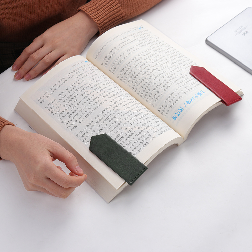 The manufacturer customised the Korean version of the short-coloured magnetic bookmark ad gift to face the folding arrow magnetic leather bookmark.