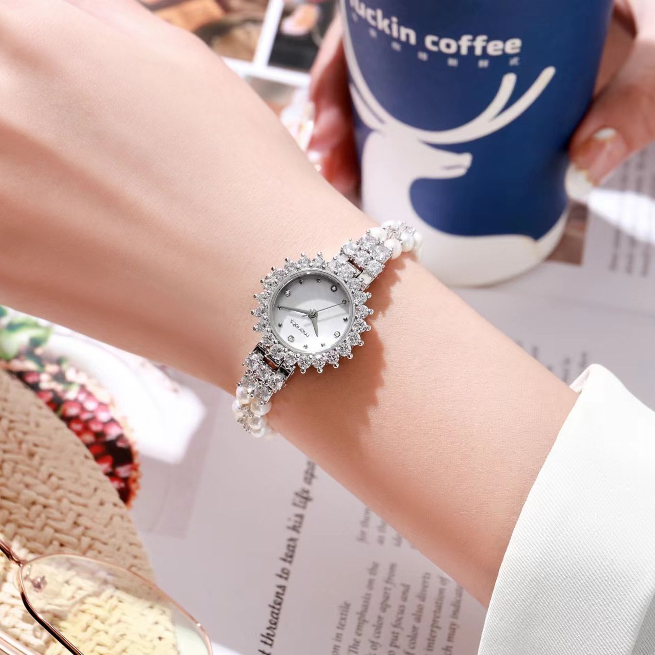 Ms. Melrose's new, waterproof jewelry bracelets are light and small, and the women's watch is low.