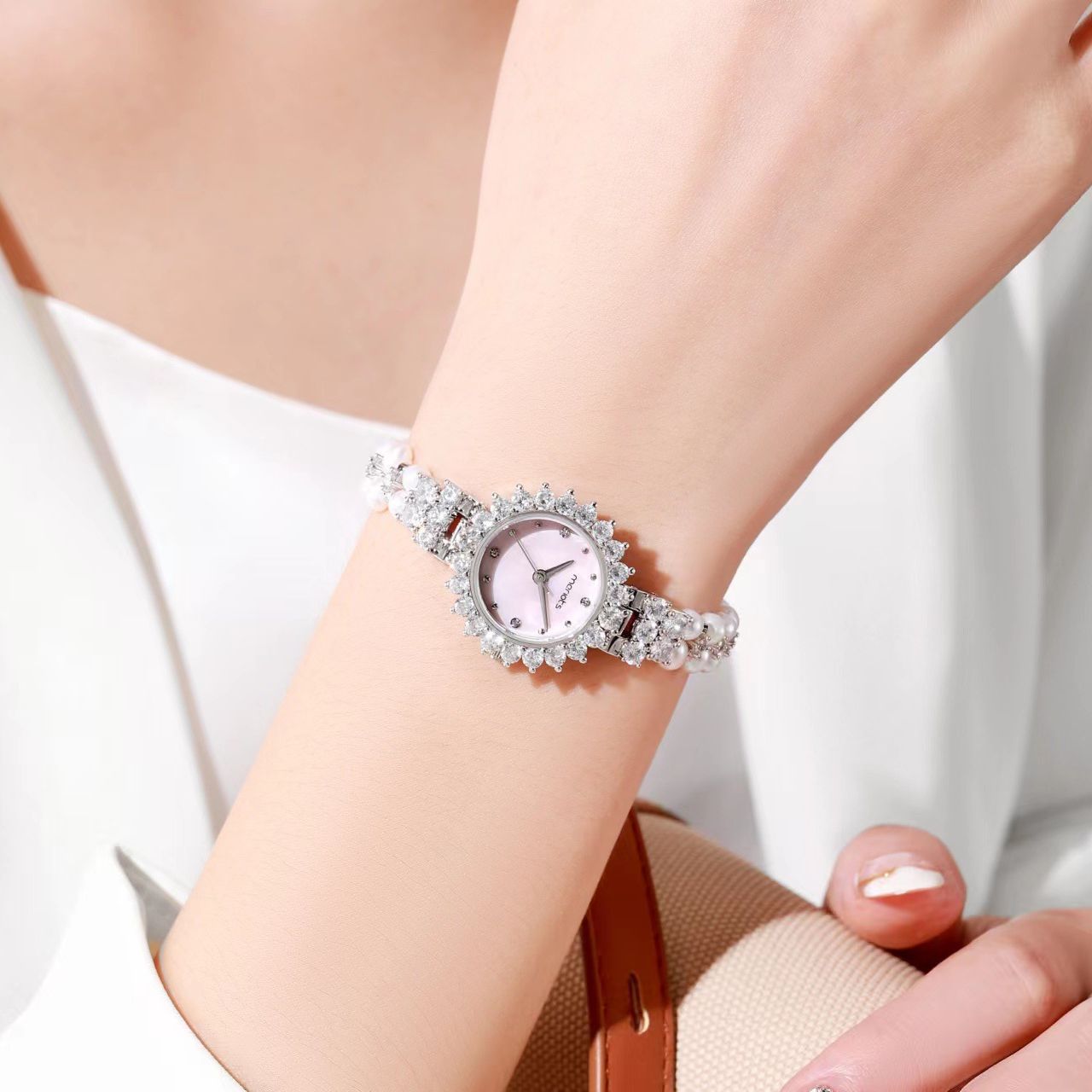 Ms. Melrose's new, waterproof jewelry bracelets are light and small, and the women's watch is low.