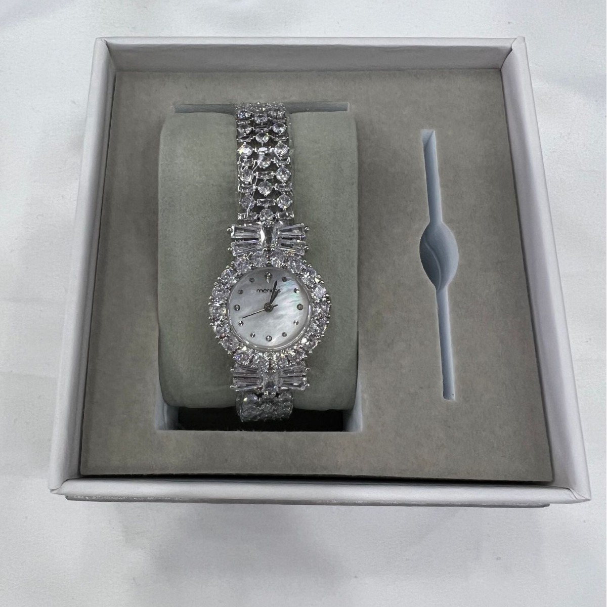 Melo's bowed jewelry watch is very high-profile, and the luxurious airproof lady's watch.