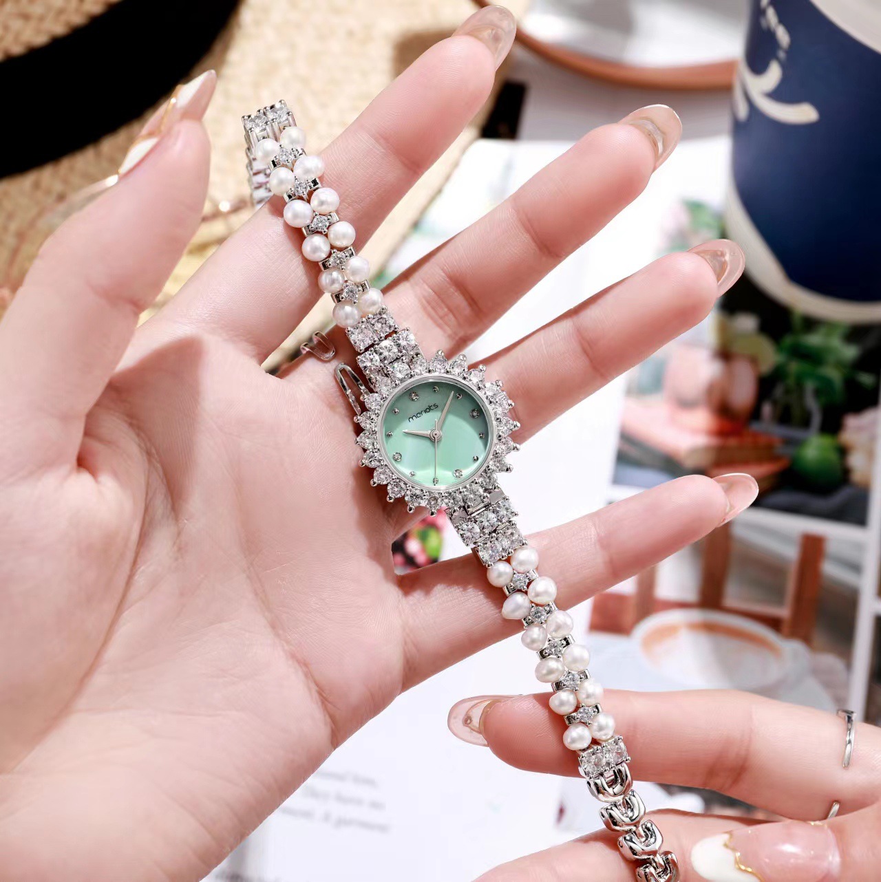 Ms. Melrose's new, waterproof jewelry bracelets are light and small, and the women's watch is low.